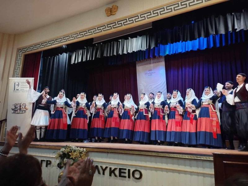 Οι χορευτές του Λυκείου Ελληνίδων στην Κωνσταντινούπολη