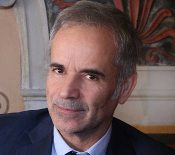 Ο σχεδιαστής Πάνος Παπαδόπουλος στην «Ε»: "Θέλω να προσπαθήσω να καταλάβω το όνειρο του κάθε ανθρώπου"