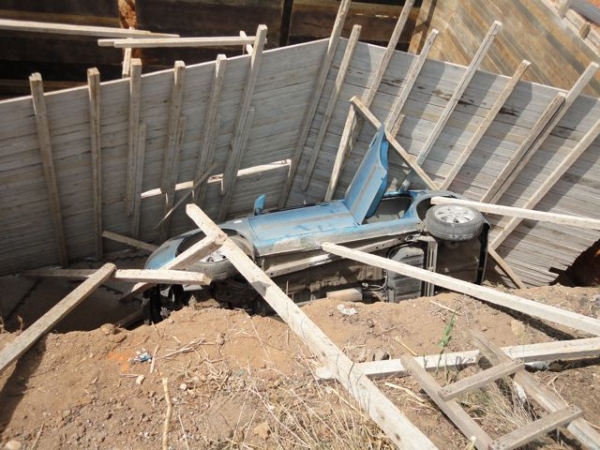 Αυτοκίνητο έπεσε στα θεμέλια οικοδομής