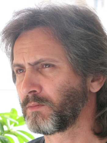 Γιάννης Καλπούζος: &quot;Δεν θεωρώ ότι τα βιβλία υπακούουν στη νοοτροπία της αγοράς που θα τα ήθελε αναλώσιμα είδη και ουρά της μόδας&quot;