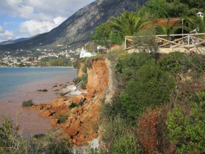 Ανησυχία για την κατολίσθηση στην Μικρή Μαντίνεια (βίντεο)