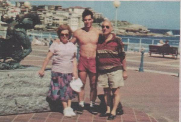 Ο... νεαρός Βαρουφάκης σε οικογενειακές στιγμές με τους γονείς του (φωτογραφίες)