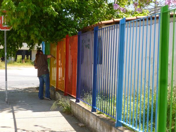 Γονείς βάφουν τα κάγκελα του 19ου Νηπιαγωγείου