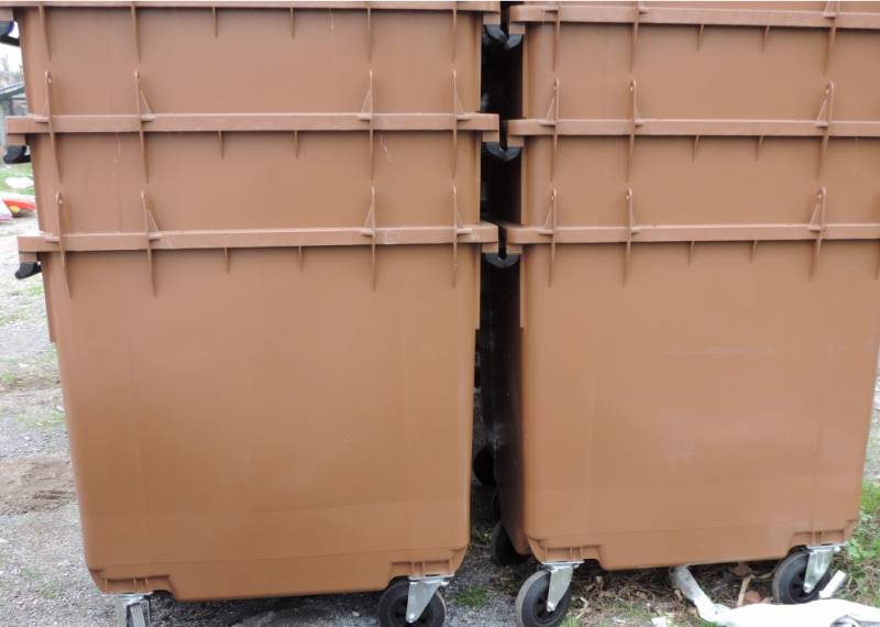 Καφέ κάδοι για οργανικά απορρίμματα στην Καλαμάτα