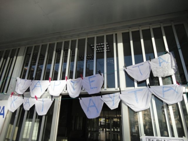 Κρέμασαν... σώβρακα και κιλότες στο Διοικητήριο Μεσσηνίας