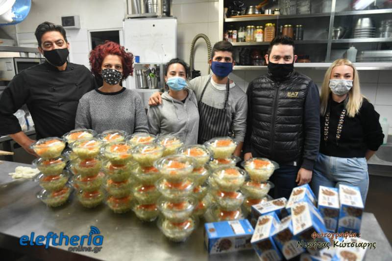 Καλαμάτα: Συνεχίστηκε και αυτή την Κυριακή η διανομή φαγητού από το "Κεντρικόν" σε πολίτες που το έχουν ανάγκη (φωτογραφίες)