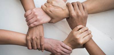 Εθελοντισμός και φροντίδα προστατεύουν από τη μοναξιά μετά τα 50