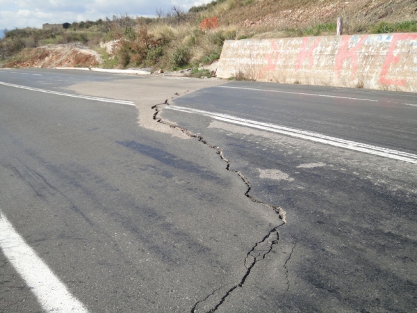 Μεγάλωσε το ρήγμα στο Δερβένι