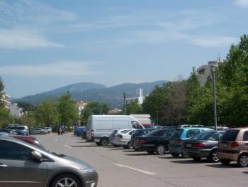 Ανδρας λιποθύμησε στο αυτοκίνητό του στο πάρκινγκ του Νέδοντα