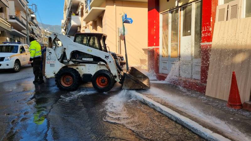 Καλαμάτα: Αυτοκίνητο χτύπησε κρουνό και δημιουργήθηκε... πίδακας (βίντεο-φωτογραφίες)