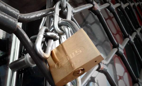 Η πραγματική οικονομία καταρρέει καθημερινώς