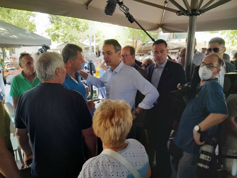 Με πολίτες και επαγγελματίες συνομίλησε στη Μεσσήνη ο πρωθυπουργός (φωτογραφίες)