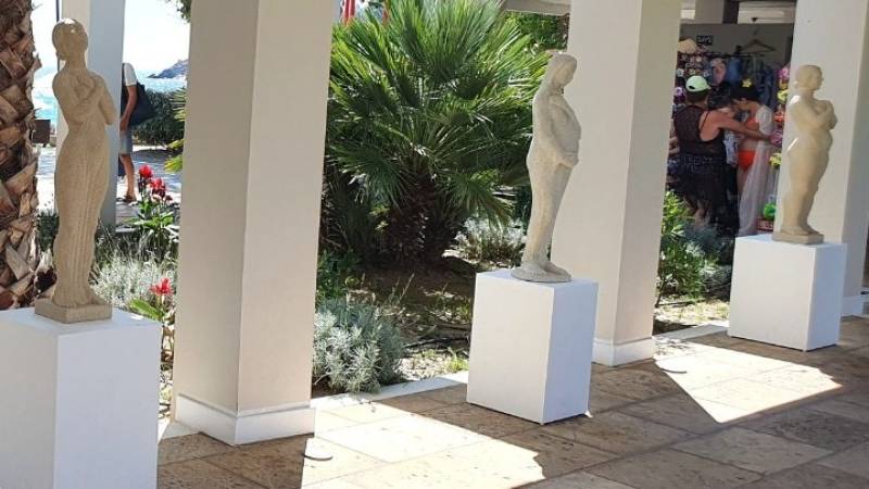 Εκθεση σε παραλία - «Υμνος στη Γυναίκα» του γλύπτη Δημοσθένη Σωτηρούδη