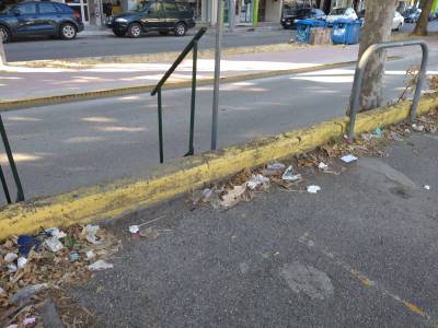 Σκουπιδότοπος στο πάρκινγκ του Νέδοντα