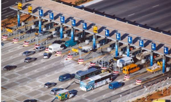 Αδειο λεωφορείο του ΚΤΕΛ Μεσσηνίας έπεσε πάνω στα διόδια Ελευσίνας