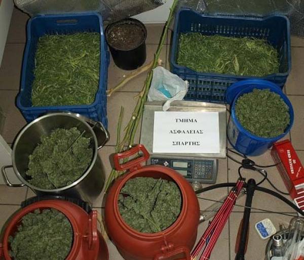 Με σχεδόν 5 κιλά χασίς και κροτίδες συνελήφθη 45χρονος στη Σπάρτη (φωτογραφίες)
