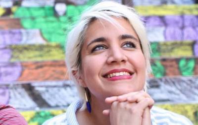 Η Κυβέλη Καστοριάδη στην «Ε»: «Οι καλλιτέχνες μπορούν να κάνουν τον κόσμο πιο όμορφο»