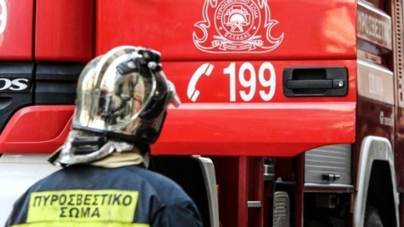 Κάηκαν σταθμευμένα αυτοκίνητα από φωτιά σε κάδο απορριμάτων