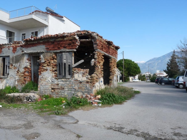 Γκρεμίζεται το κτήριο...