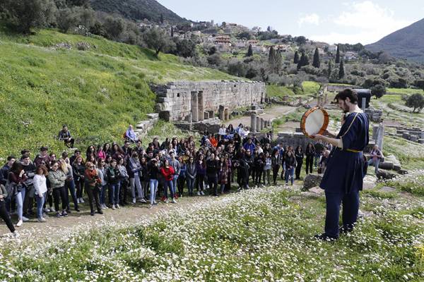 750 Ιταλοί μαθητές γνώρισαν την Αρχαία Μεσσήνη (βίντεο)