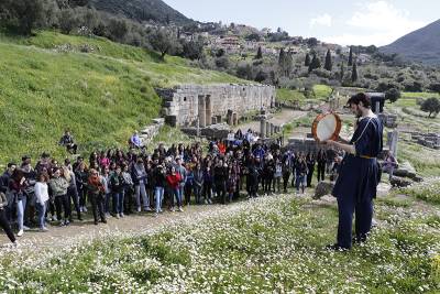 750 Ιταλοί μαθητές γνώρισαν την Αρχαία Μεσσήνη (βίντεο)
