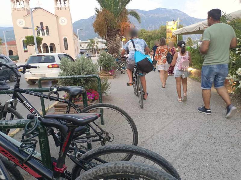 Δύσκολη συνύπαρξη πεζών και ποδηλατών στο πεζοδρόμιο της Ναυαρίνου - Oι υποχρεώσεις που αγνοούνται