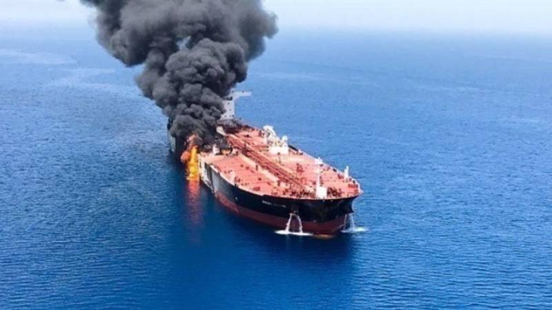 Δεξαμενόπλοιο στις φλόγες έπειτα από πλήγμα κοντά στο στενό του Χορμούζ- Ασφαλές το πλήρωμα