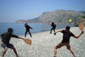 Κουκουλοφόροι έπαιξαν απαγορευμένες ρακέτες στην πλαζ!