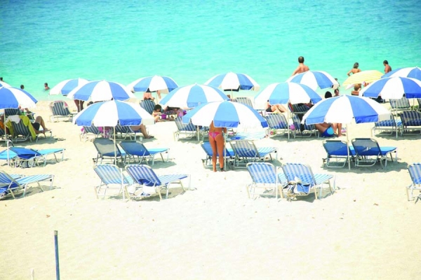 Ο Δήμος Καλαμάτας ζητεί: Παράταση της χρήσης αιγιαλού για… ξαπλώστρες