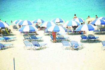 Ο Δήμος Καλαμάτας ζητεί: Παράταση της χρήσης αιγιαλού για… ξαπλώστρες