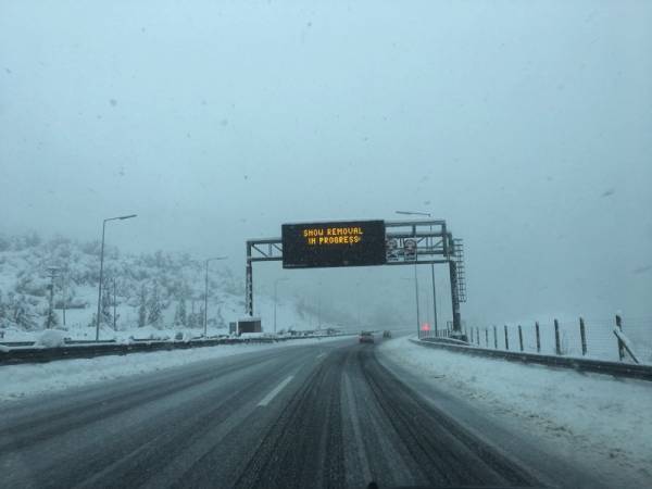 Eμπόδια από τα χιόνια στην Πελοπόννησο: Με αλυσίδες στον αυτοκινητόδρομο Κόρινθος - Τρίπολη - Καλαμάτα