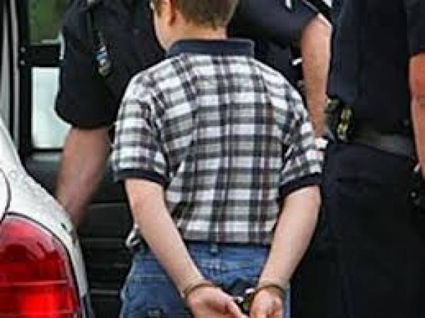 Συμμορία ανήλικων Ελλήνων και ενός 18χρονου Ρουμάνου διέπραττε κλοπές και διαρρήξεις σε μαγαζιά της Τρίπολης