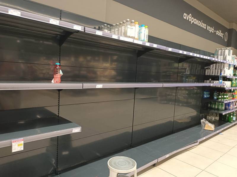 Καλαμάτα: Περιζήτητα τα εμφιαλωμένα νερά - Άδειασαν σε λίγες ώρες τα ράφια των σούπερ μάρκετ