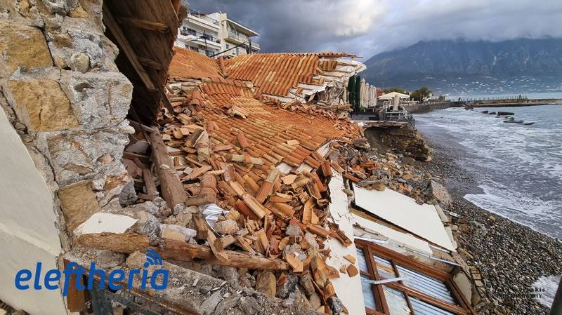 Καλαμάτα: Επεσε η σκεπή στην παλιά ταβέρνα "Κοιλάκος" (βίντεο-φωτογραφίες)