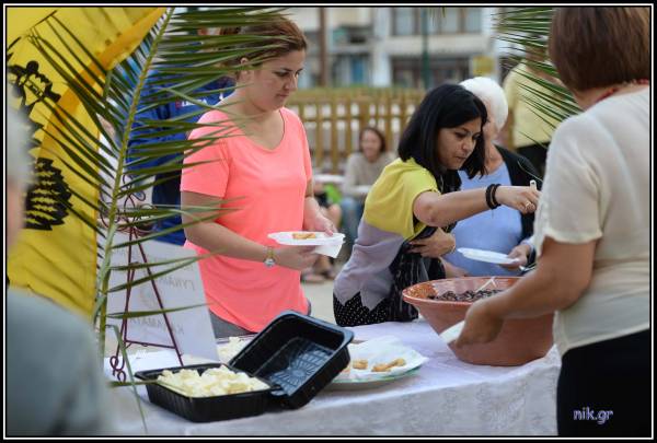 Μανιάτικα κεράσματα και... σκάκι στην πλατεία Μαυρομιχάλη (φωτογραφίες)