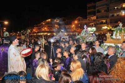 Πλήθος πιστών στην συνάντηση των τριών Επιταφίων στο λιμάνι της Καλαμάτας (φωτογραφίες)