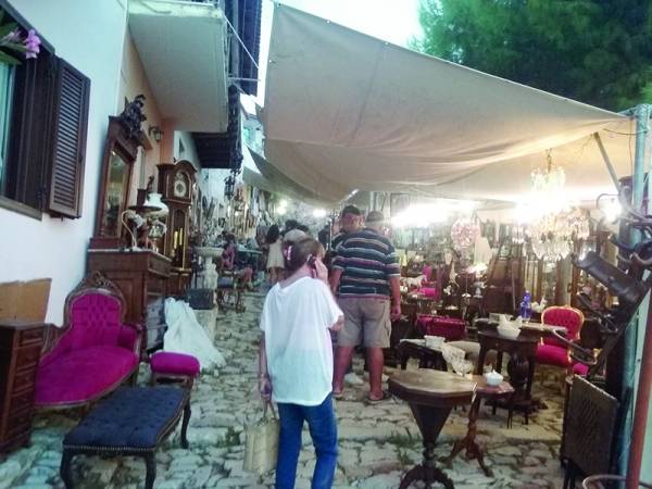Ξεκίνησε στην Κυπαρισσία το παζάρι αντικών