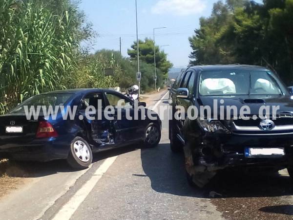 Μετωπική σύγκρουση οχημάτων έξω από την Κυπαρισσία