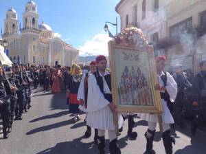 Πλήθος πιστών στη λιτάνευση της εικόνας των Μεσσήνιων Αγίων