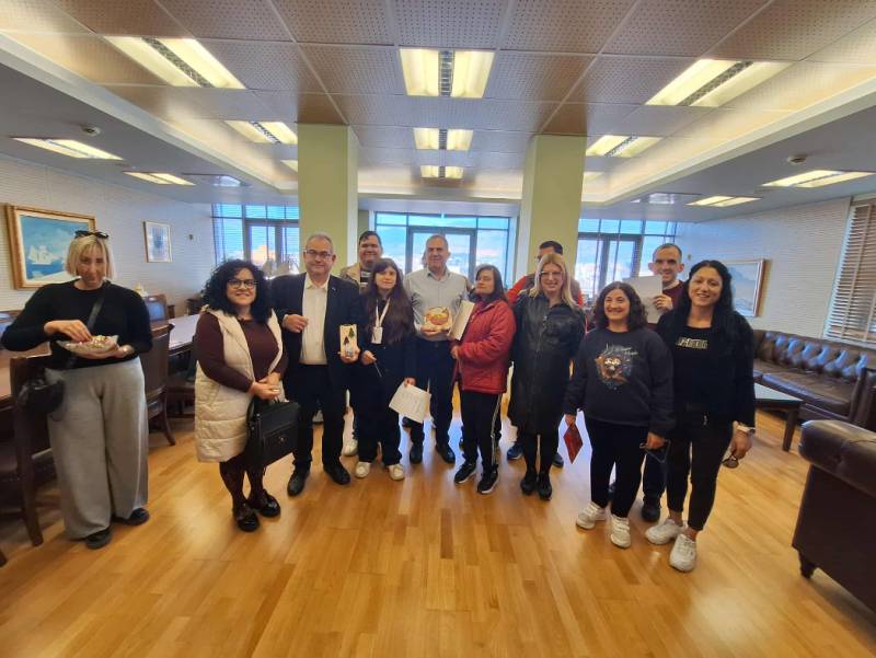 Μαθητές είπαν τα κάλαντα στον δήμαρχο Καλαμάτας