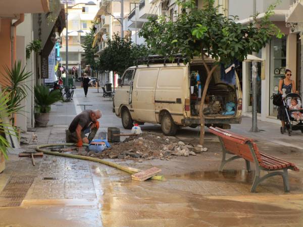 Εσπασε αγωγός στο κέντρο της Καλαμάτας