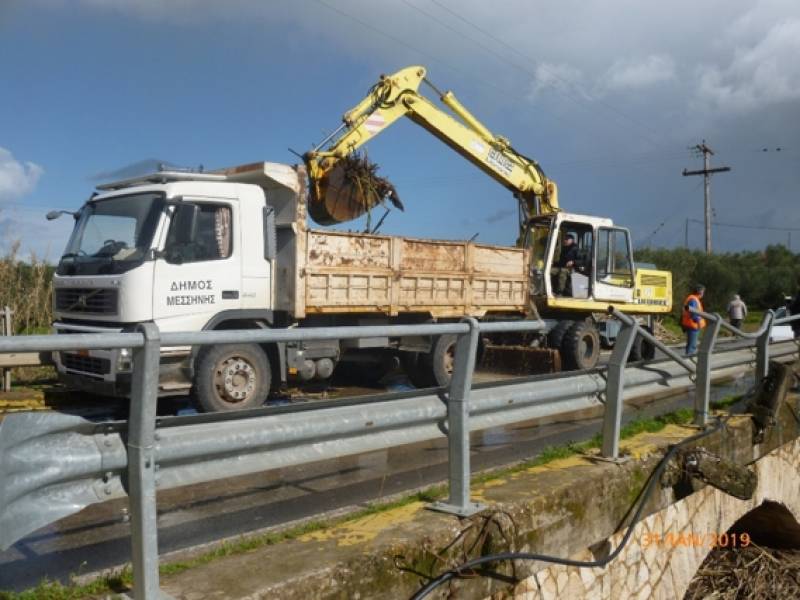 Καθαρίζουν χειμάρρους στο Δήμο Μεσσήνης