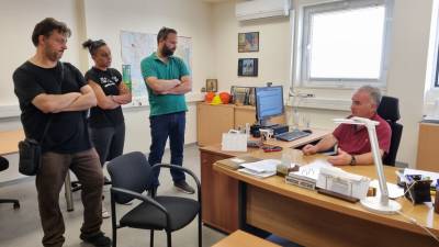 Καλαμάτα: Παρέμβαση στην Επιθεώρηση Εργασίας για δικαιώματα διανομέων (βίντεο)
