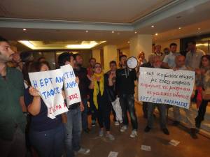 Απολυμένοι της ΕΡΑ Καλαμάτας αποδοκίμασαν τον Παντελή Καψή (βίντεο και φωτογραφίες)