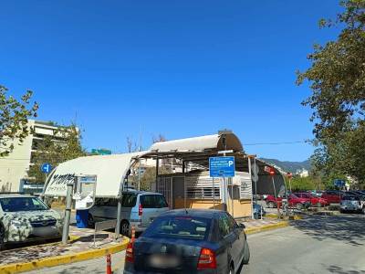 Προβλήματα χωρίς τέλος στο κεντρικό πάρκινγκ του Νέδοντα - Καθυστερήσεις, βλάβες και αυτοσχέδιοι παρκαδόροι