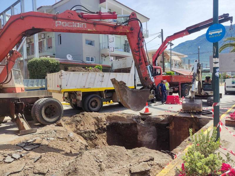 Ναυαρίνου: Εργασίες για την αποκατάσταση της βλάβης που προκάλεσε καθίζηση - Σε ισχύ κυκλοφοριακές ρυθμίσεις