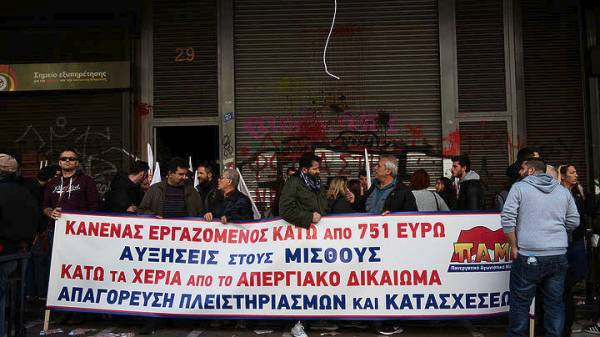 Κατάληψη από το ΠΑΜΕ στο υπουργείο Εργασίας