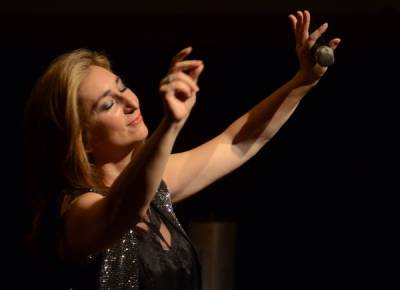 Η Ελληνογερμανίδα μέτζο σοπράνο Alexandra Gravas στην "Ε": «Δεν επιτρέπω σε κανέναν να κατηγορήσει την ελληνικότητά μου»