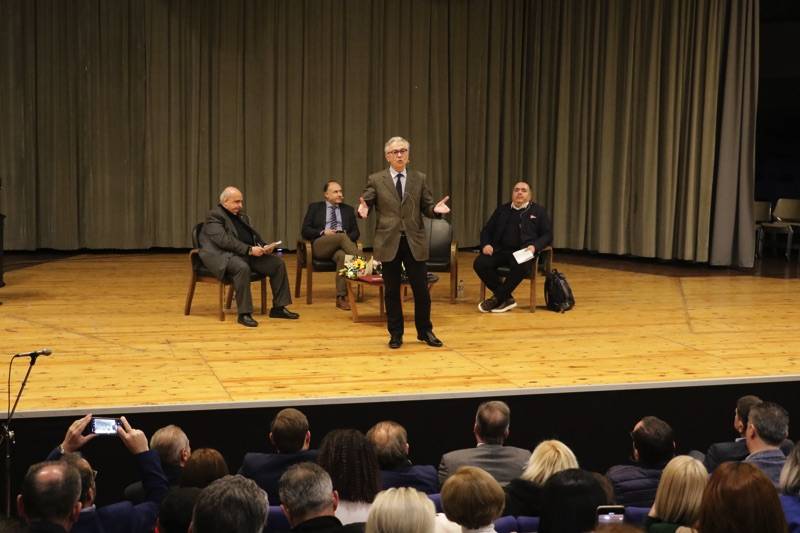 Παρουσιάστηκε το βιβλίο του Παν. Τζαβάρα για τα social media (βίντεο)