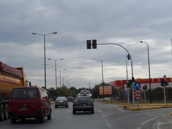 Τα καμένα φανάρια προκαλούν ατυχήματα στον κόμβο "Ζαφείρη"